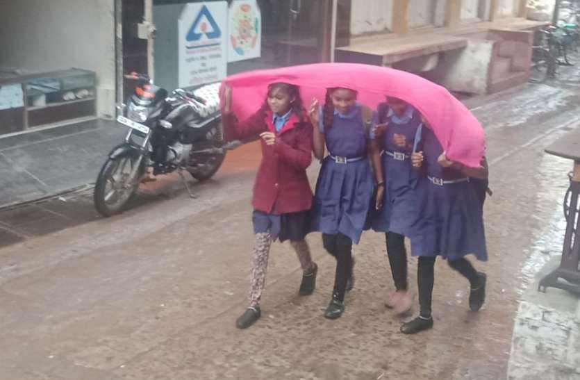 Mungeli बेमौसम बारिश से जनजीवन अस्त-व्यस्त और बढ़ गई ठंड