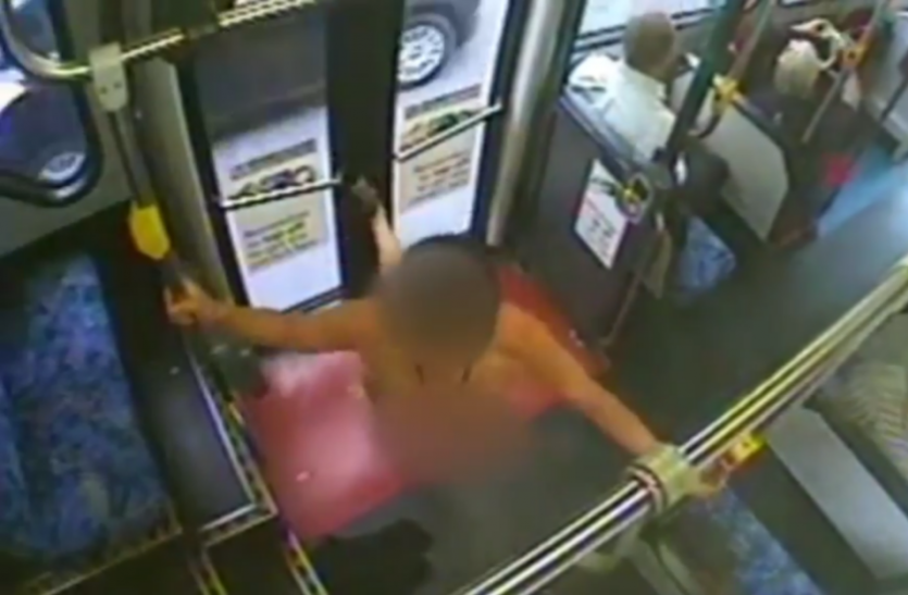 woman strips बस में अचानक महिला ने उतार दिए अपने पूरे कपड़े, करने लगी ऐसा काम... Video वायरल