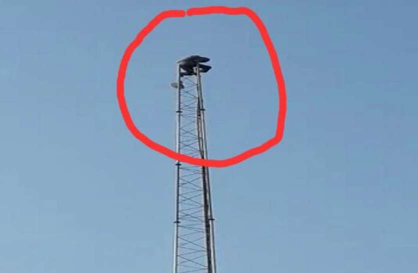 tower Breaking: सौ फीट ऊंचे टावर पर चढ़ा शराबी, बार-बार कूदने की दे है धमकी, प्रशासन के फूले हाथ-पांव, देखें वीडियो