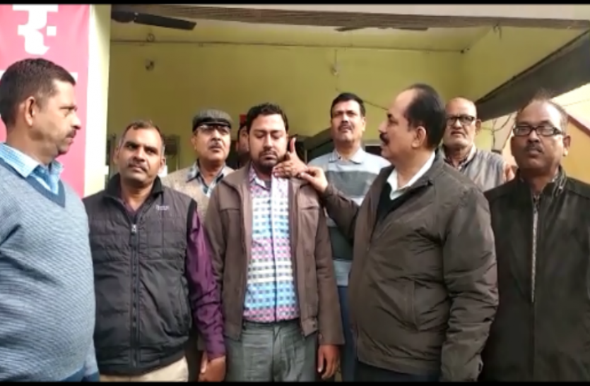 rishwat वीडियो - एंटी करप्शन की चाल में फंसा रिश्वतखोर लिपिक