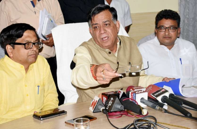 Kanpur कैबिनेट मंत्री का दो टूक निर्देश : अपनी कमाई से विकास कार्य कराए नगर निगम