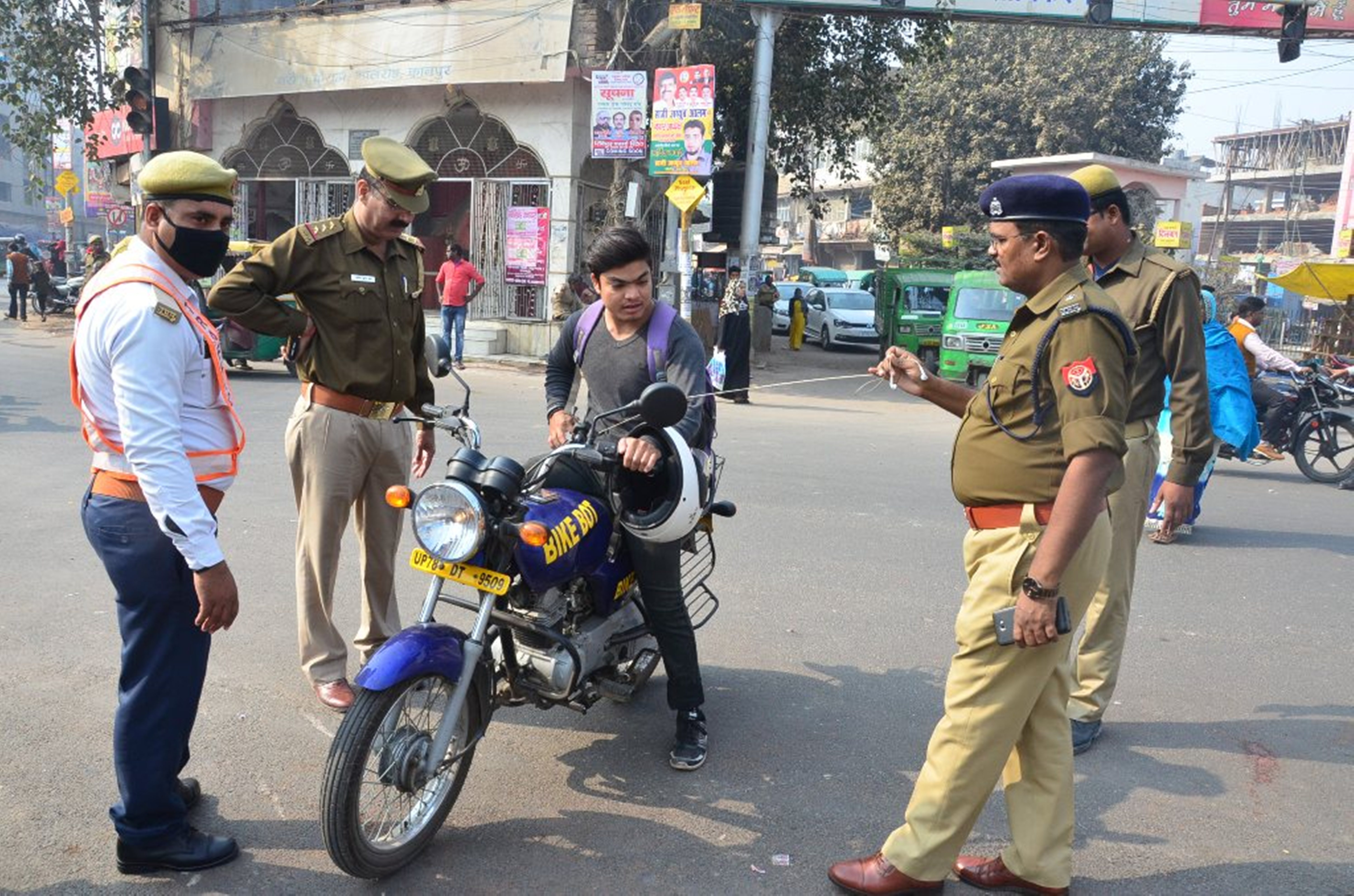 Rules and instruction for vehicle number plate Kanpur News वाहन प्लेटों पर ये शब्द गैर कानूनी, जुर्माने के साथ हो सकती है जब्ती