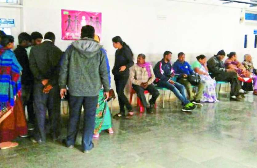 Do not meet doctor and nurse at the time, patients return समय पर नहीं मिलते हैं डॉक्टर और नर्स, नेहरू अस्पताल में बिना इलाज के लौट रहे मरीज