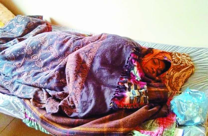 Nurse refuses to see pregnant in Baraundha Satna गर्भवती को देखने से नर्स का इंकार, कहा-रात में नहीं देखूंगी, नहाना पड़ेगा