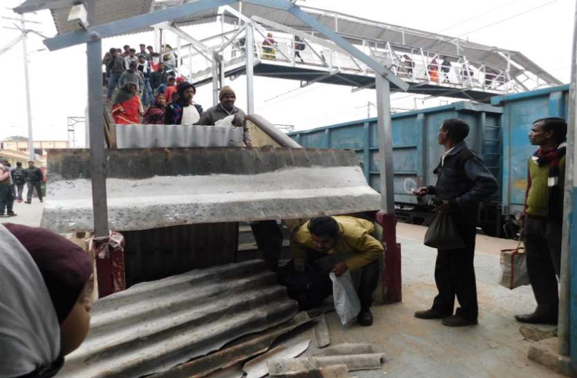 railway passengers Every time to risk यात्रियों पर हर वक्त मंडराता है खतरा, सुरक्षा के नहीं है पुख्ता इंतजाम
