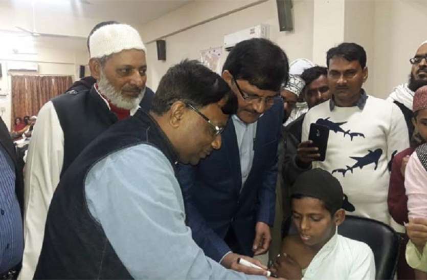 बच्चे को टीका लगाते चिकित्सक। टीकाकरण दिवस के रूप में मनाया गया अल्पसंख्यक अधिकार दिवस