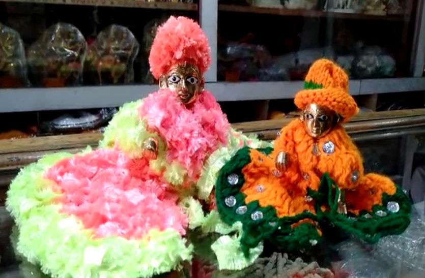 ladoo gopal ठाकुर जी को भी लग रही सर्दी, श्रद्धालु खरीद रहे ऊनी कपड़े