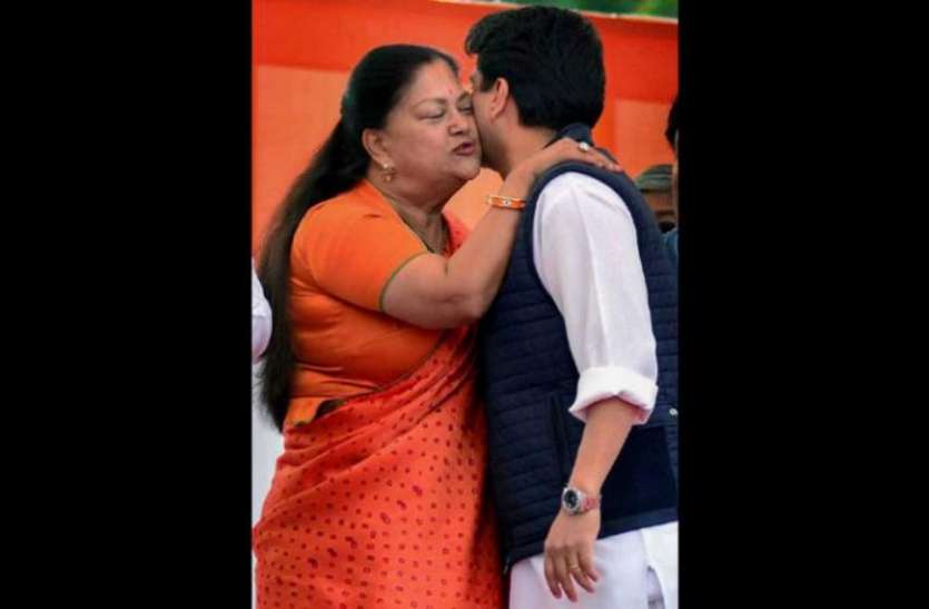 vasundhra raje sindhiya शपथ ग्रहण नहीं बल्कि BJP के ख़ास मिशन पर गयी थीं वसुंधरा राजे सिंधिया, फोटो ज़ूम करते ही खुल जाएगा राज़