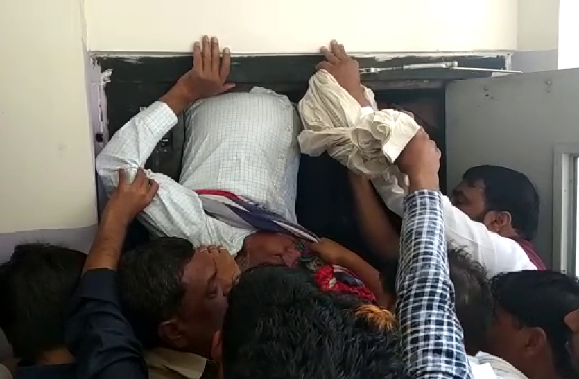lift Breaking: देखें दिल दहला देने वाला वीडियो, चलती लिफ्ट में उल्टा फंसा शख्स