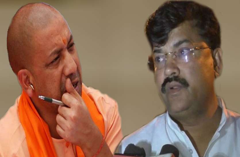 Yogi Adityanath and Jai Jumar Singh Jaiki UP के हर जिले में दलित/पिछड़े डीएम एसपी और थानेदार, योगी सरकार के मंत्री की मांग