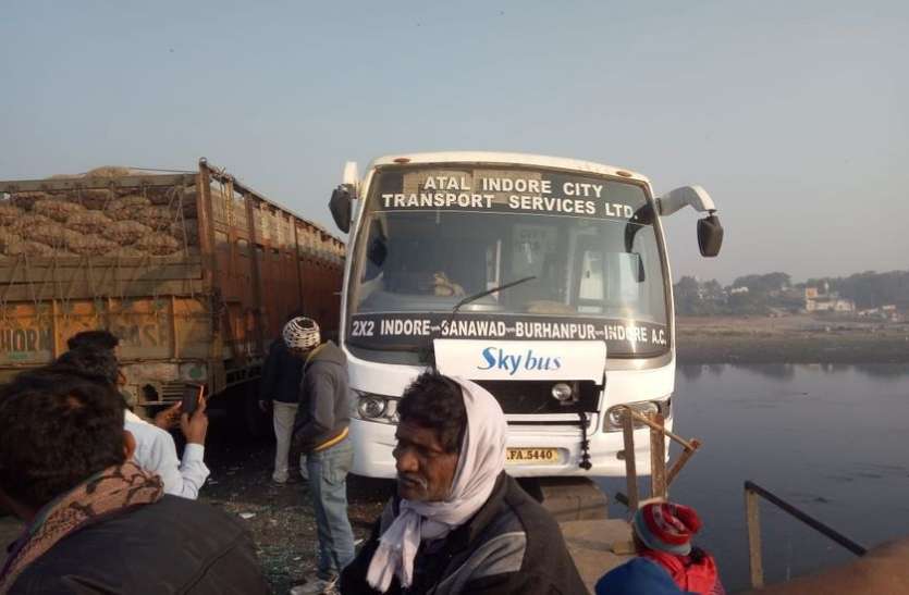 Accident Between Bus And Truck On Mortakka Bridge - BIG BREAKING : पुल पर  ट्रक से भिड़ंत, नर्मदा में गिरने से बची यात्रियों से भरी एसी बस, वीडियो |  Patrika News