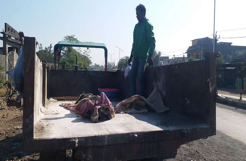 patrika नगरपालिका ने कचरे के ट्रैक्टर में श्मशान भेजा शव