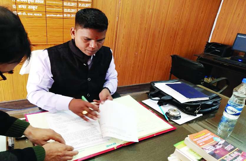 इस दौरान दफ्तर में 12 कर्मचारी समय पर आफिस नहीं पहुंचे 12 कर्मचारी अनुपस्थित, सीईओ ने थमाया नोटिस