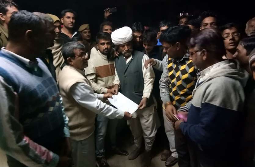 villager reached police station आपस में भिड़ गए छात्रों गुट, ग्रामीण पहुंच गए थाने