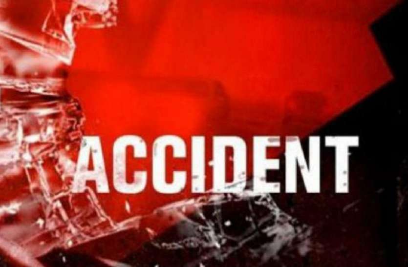 Accident in rajkot कार गड्ढे में गिरी, शिक्षक की मौत