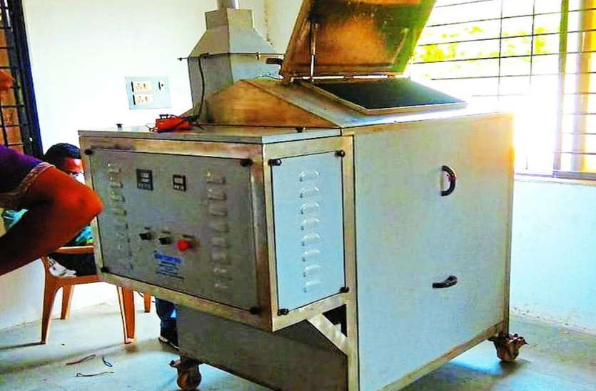 surat photo इंजीनियरिंग कॉलेज के प्राध्यापक ने बनाया कम्पोस्टर मशीन