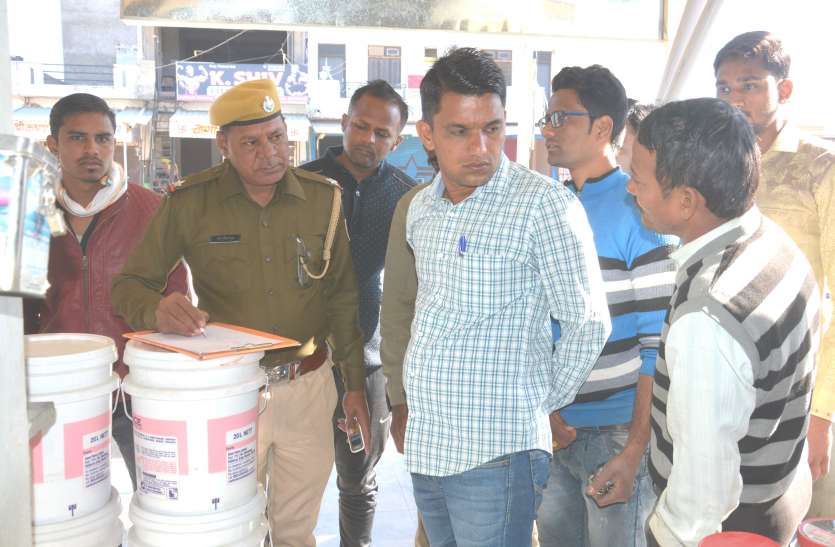 एक रात में चार दुकानों में चोरी एक रात में चार दुकानों में चोरी