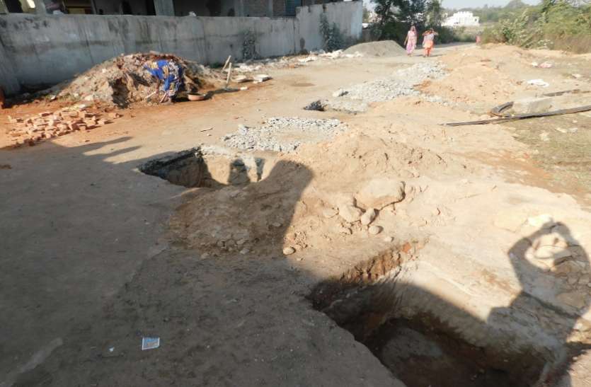 Former municipal chairman has taken illicit possession पूर्व नपाध्यक्ष पर अतिक्रमण का आरोप, सड़क खोदकर तैयार करा रहे बाउंड्रीवाल
