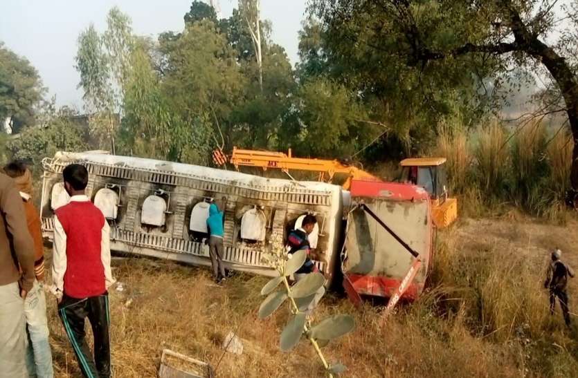 Road Accident BREAKING: डीजल से भरा टैंकर पलटा, मचा हड़कंप