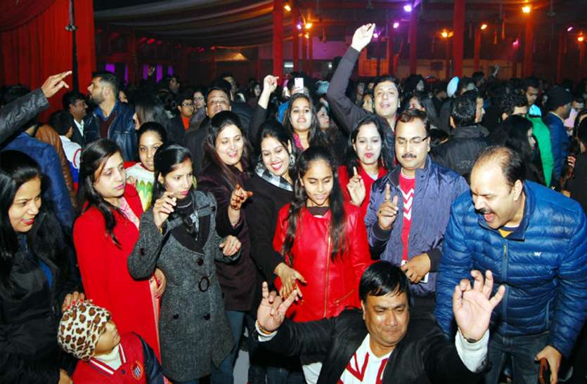 new year celebration नए साल पर चढ़ेगा बॉलीवुड का खुमार, होटल्स और क्लब तैयार