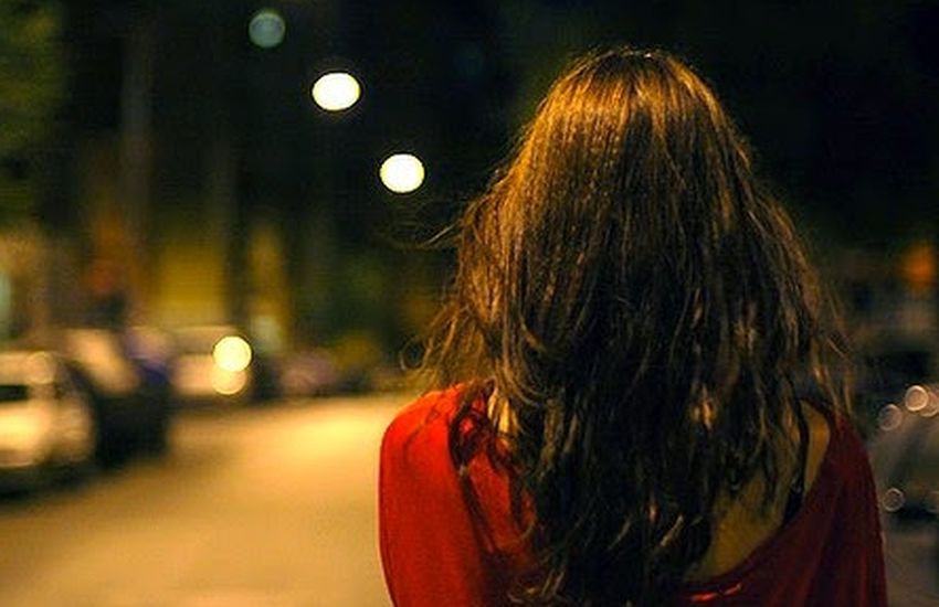 Женщина на дороге. Night Walking. Фотография женщины плохо видно лицо. Walking Alone at Night.