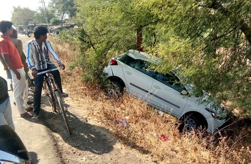 news उबलते गुड़ की कढ़ाई में गिरने से युवक की मौत, बाइक सवार को बचाने के टक्कर में कार पेड़ से टकराई, चार घायल