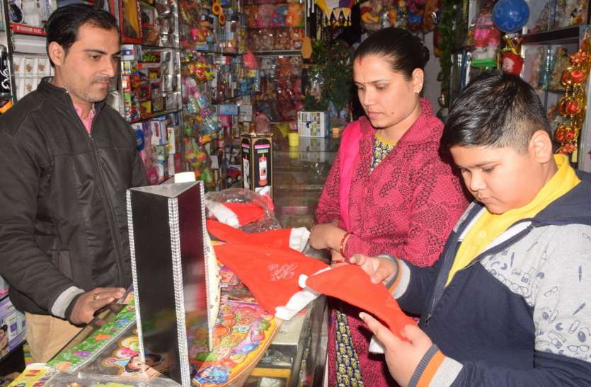 Preparing to give a surprise gift to Christmas क्रिसमस पर अपनों को सरप्राइज गिफ्ट देने की तैयारी