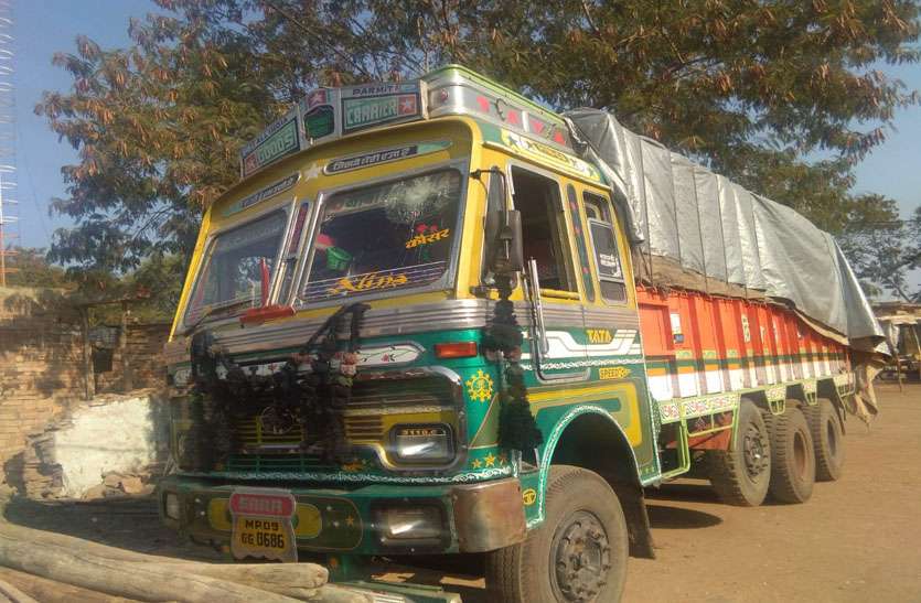 news गोवंश से भरा ट्रक ग्रामीणों ने पकड़ा, आरोपी फरार