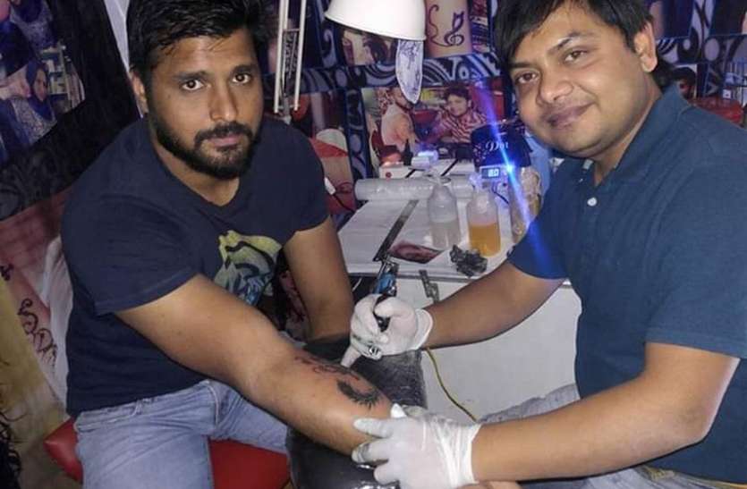 youth expressing different tattoo shapes on the body फीलिंग को एक्सप्रेस करने युवा बनवा रहे हैं बॉडी पर अलग अलग आकृति