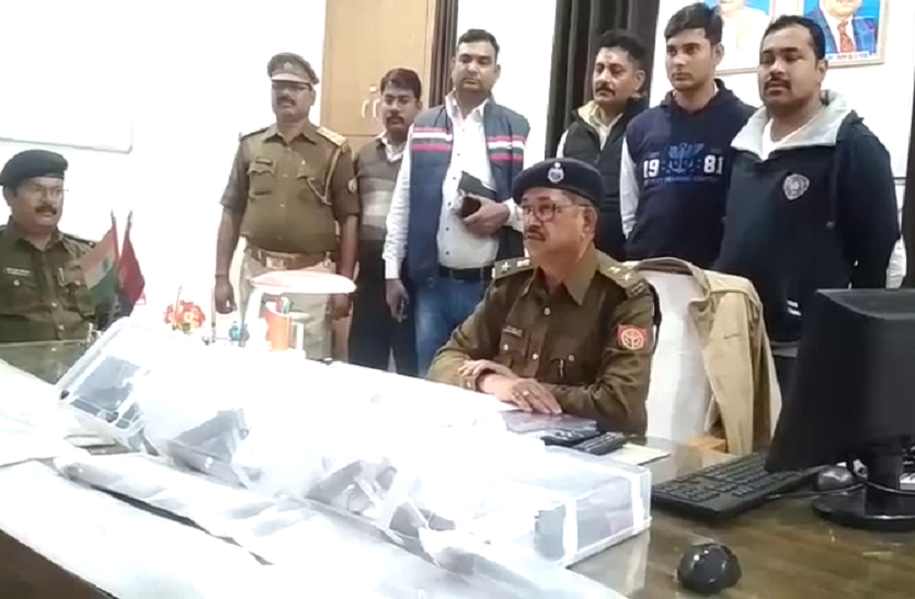 crime पुलिस ने तीन शातिर असलहा तस्करों को गिरफ्तार किया, एक फरार भारी संख्या में असलहा बरामद