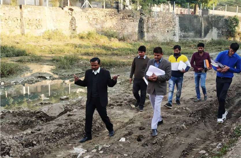 udaipur ayad visit प्रशासन का फोकस आयड़ लेकिन पेटे में सेप्टिक टैंक का खड्डा खोद दिया