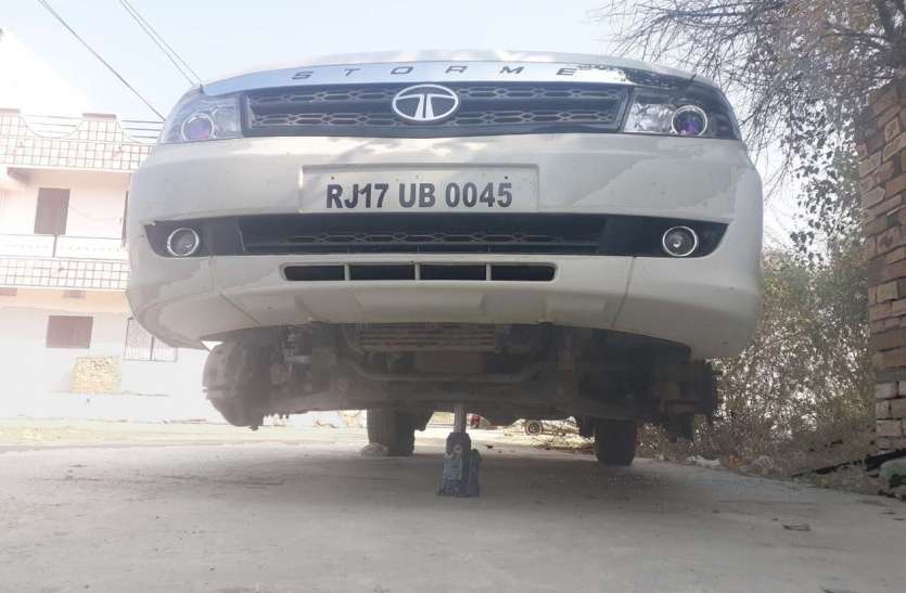 Parked on a jack, tires stolen .... जैक पर खड़ी कर गाड़ी, टायर किए चोरी....