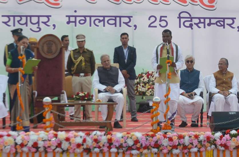 Kawasi Lakhma कांग्रेस के इस विधायक को एक-एक शब्द पढ़कर दिलानी पड़ी मंत्री पद की शपथ, जानिए वजह