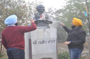 Akali Dal workers paint black on Rajiv Gandhi statue in ludhiana लुधियाना में अकाली दल कार्यकर्ताओं ने राजीव गांधी की प्रतिमा पर कालिख पोती, सीएम बोले-माफी मांगें सुखवीर बादल