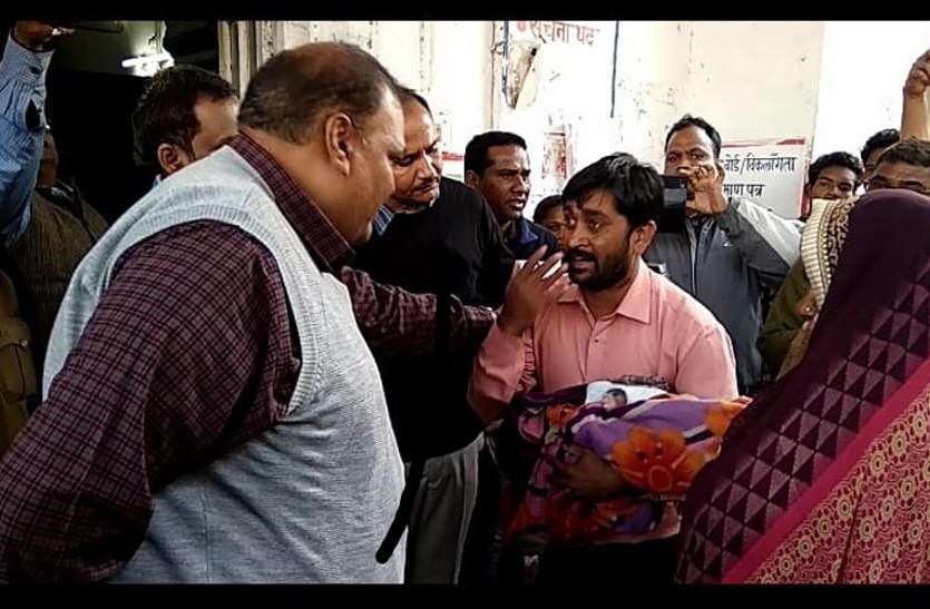 husband-was-crying जब पत्नी की तडफ़ देख कलेक्टर के सामने रो पड़ा पति, जाने क्या है मामला