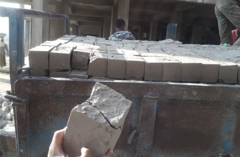 The Raw Bricks Which Are Contained In The Pm Housing Are Found In Sm प एम आव स क हक कत कच च ई ट कम स म ट र त स बनकर त य र ह रह घर Patrika News