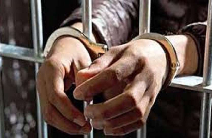 New way of theft कपड़ों पर गंदगी फेंककर पैसे कर रहे पार