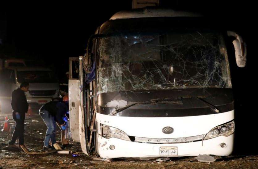 Bomb Blast मिस्र में गीजा पिरामिड के पास पर्यटकों की बस पर हमला, 4 लोगों की मौत