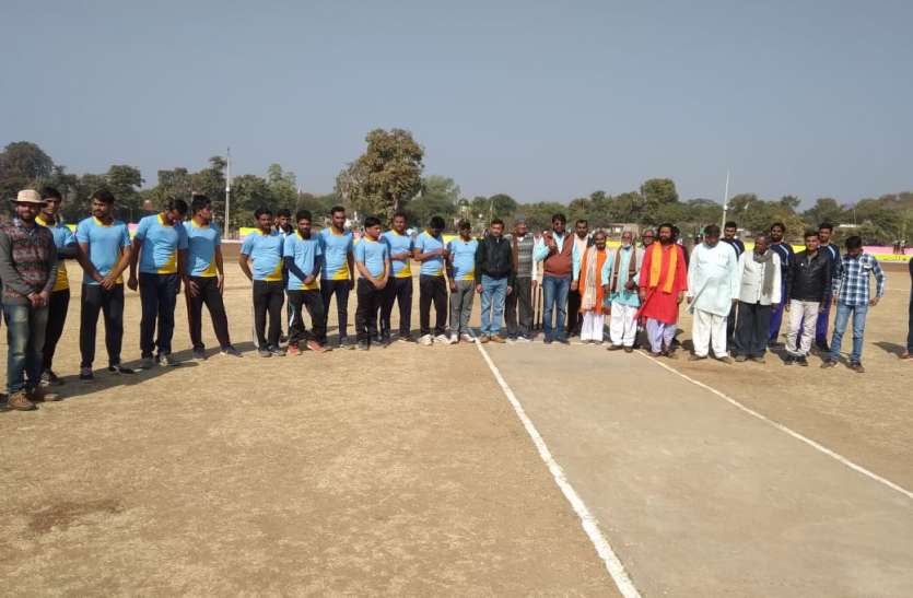 क्रिकेट प्रतियोगिता में दिखाए खिलाडिय़ों ने हुनर, इस टीम ने मारी बाजी क्रिकेट प्रतियोगिता में दिखाए खिलाडिय़ों ने हुनर, इस टीम ने मारी बाजी