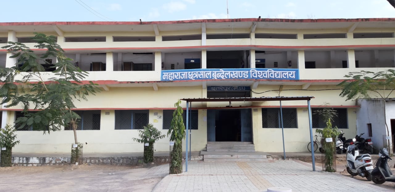 Fierce, unmanaged arrangements for university exams विश्वविद्यालय की परीक्षाओं को लेकर घमासान, नहीं संभल रहीं व्यवस्थाएं
