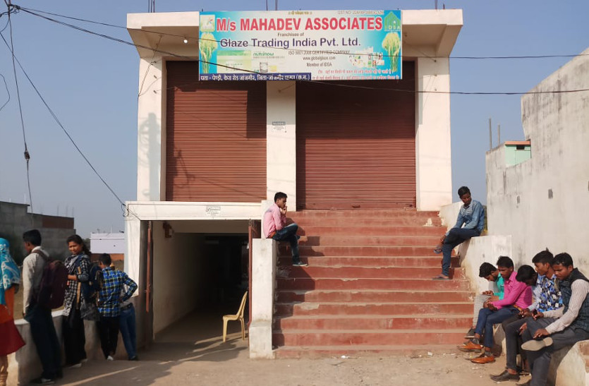 माह भर में लखपति बनने का दिया जा रहा लालच, बदले में ले रहे 12 हजार