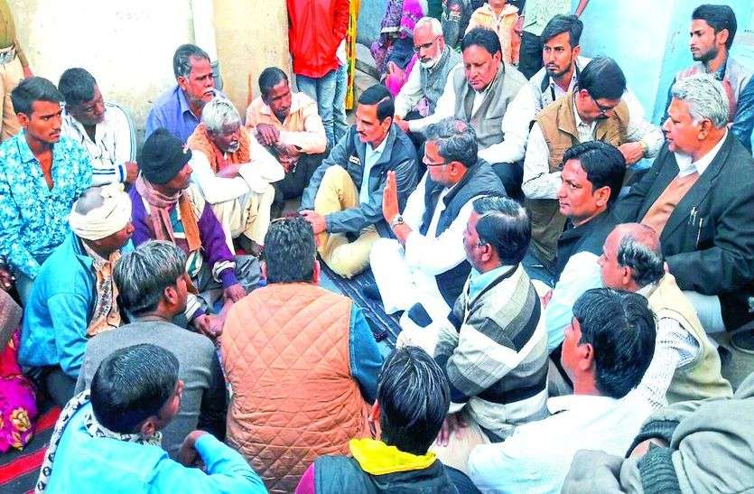 परिजनों को सांत्वना देते विधायक दानिश अबरार। मृतकों के घर पहुंचकर परिजनों को दी सांत्वना