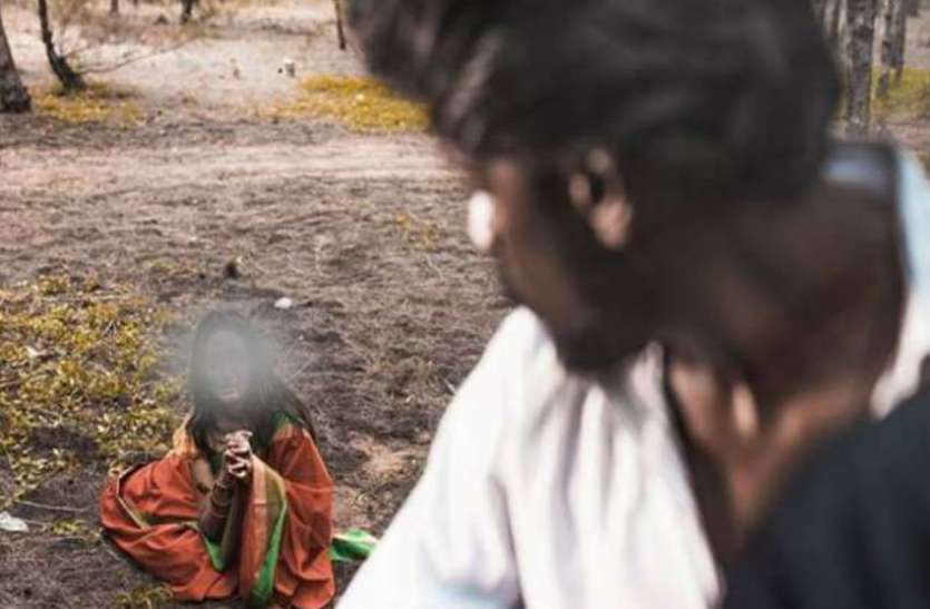 pati ke saamne patni ka rape वो चीखती रही और दरिंदा पति के सामने ही करता रहा ये घिनौना काम, विरोध करती तो...