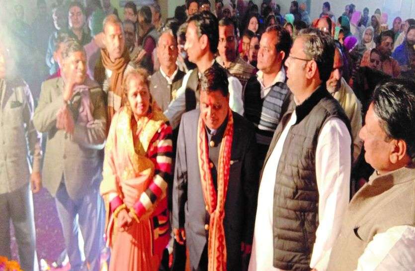 भजन संध्या में मौजूद जिलाध्यक्ष गर्ग व मौजूद विधायक। श्याम बाबा के भजनों पर थिरके कदम
