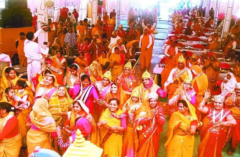 मंदिर में मण्डल पूजन के दौरान नृत्य करते श्रद्धालु। धर्म से जीवन में आती है शुुचिता