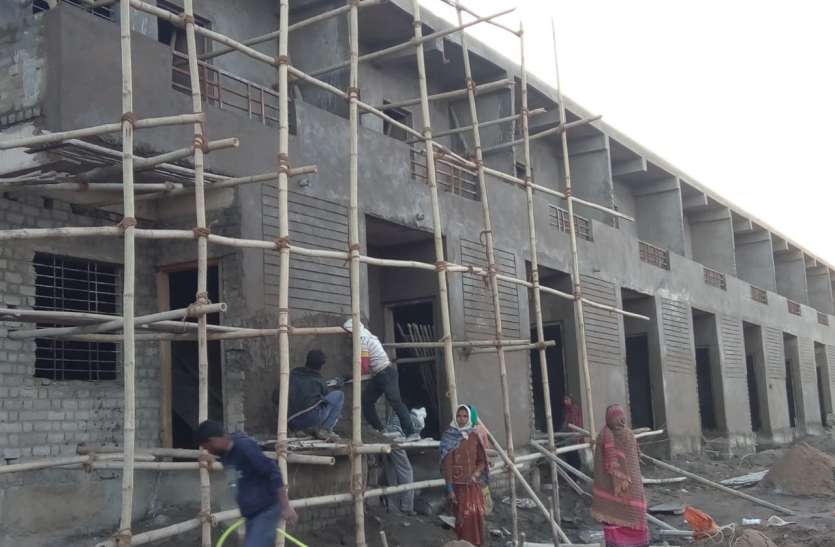 Then started the random construction work, the work going on without the deputy speaker फिर शुरू हुआ बेतरतीब निर्माण कार्य, उपयंत्री के बगैर चल रहा कार्य