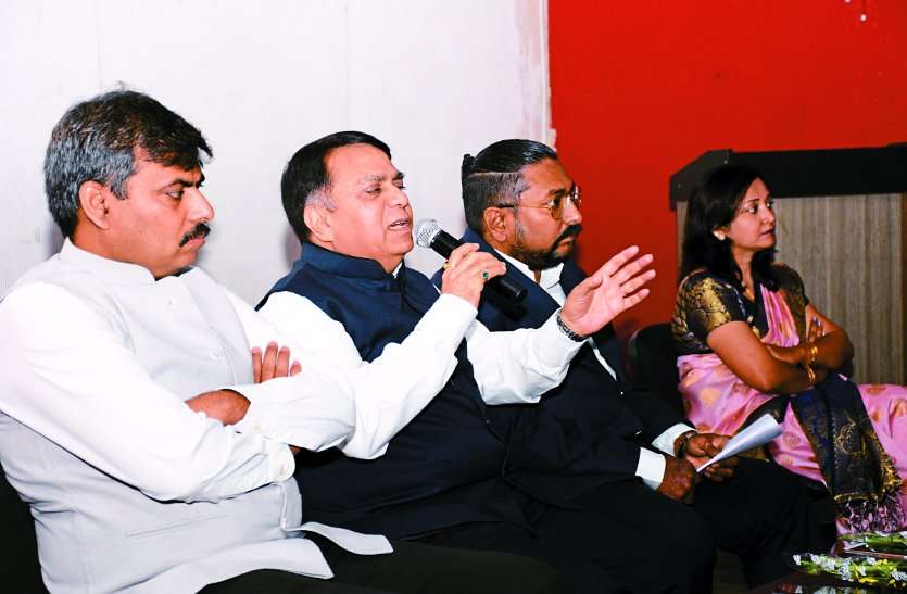 Patrika parenting पत्रिका पैरेंटिंग : रात को पढऩे वाले विद्यार्थी ध्यान दें-साढ़े सात बजे के बाद दिमाग रखता है सिर्फ 20 फीसदी याद
