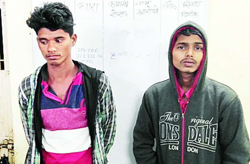 शराब के नशे में दो युवकों ने लड़की के साथ ली सेल्फी, परिजनों ने की पिटाई तो एक भागा, दूसरे के साथ ये हुआ... शराब के नशे में दो युवकों ने लड़की के साथ ली सेल्फी, परिजनों ने की पिटाई तो एक भागा, दूसरे के साथ ये हुआ...