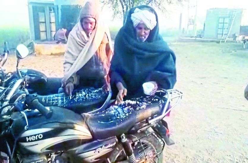 मायापुर में मोटर साइकिल की सीट पर जमी ओस। फसलों पर पडऩे लगा पाला