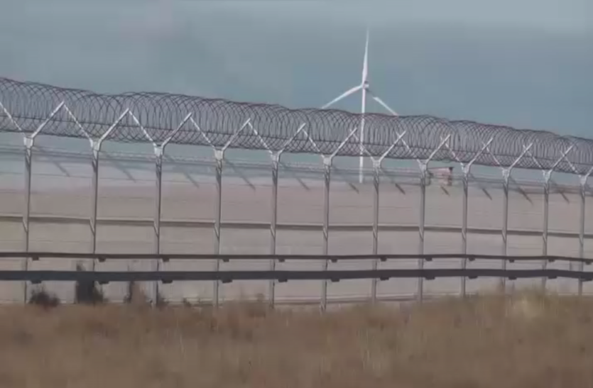Crimea-Ukraine border रूस ने आपत्तियों को बताया धता, क्रीमिया-यूक्रेन सीमा पर लगाई बाड़